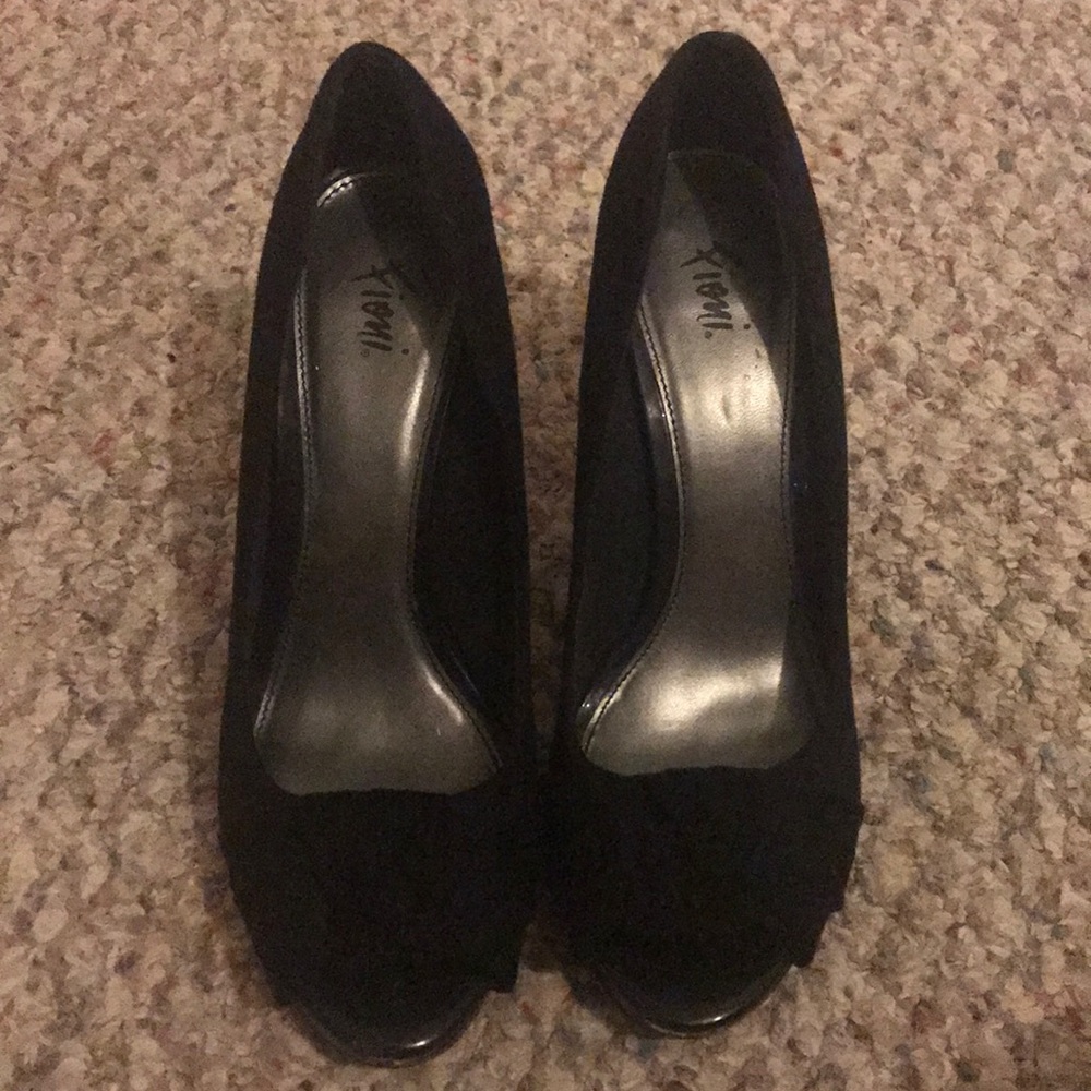 Knotted black pumps
